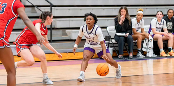 mga player dribbles ball